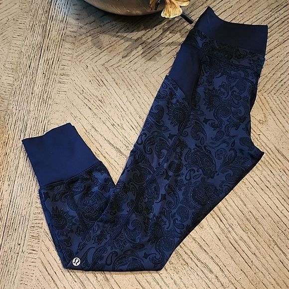 Lululemon size 6 blue Paisley print jogger leggings - Picture 1 of 14